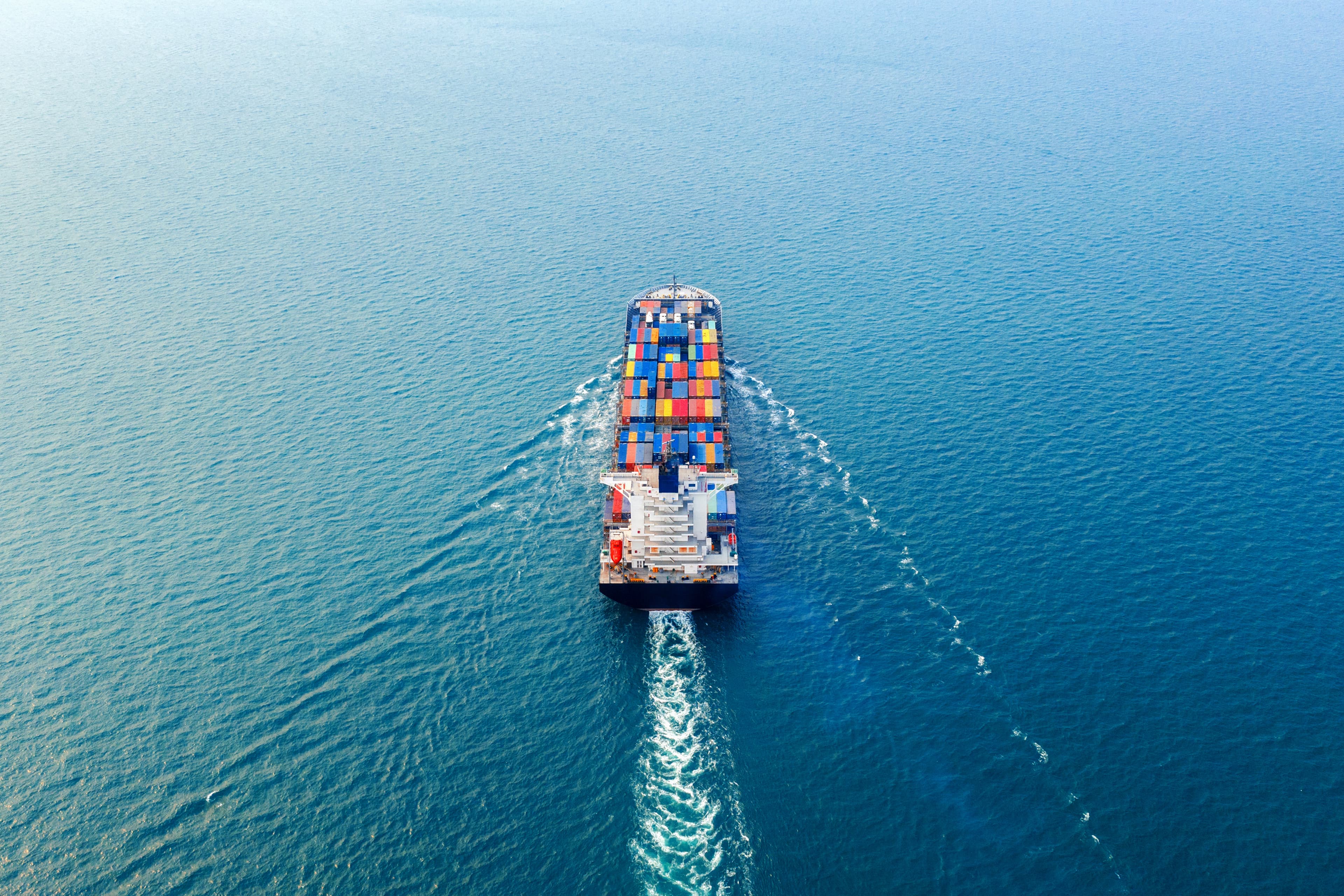 Tàu container đang di chuyển trên biển