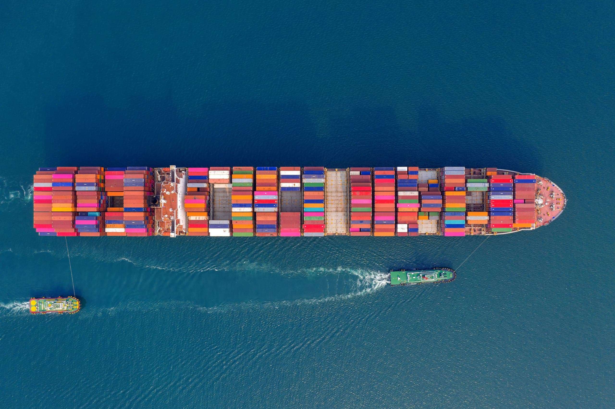 Tàu container trên biển nhìn từ trên cao